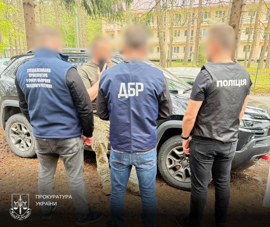 Військовослужбовця затримали після одержання грошей