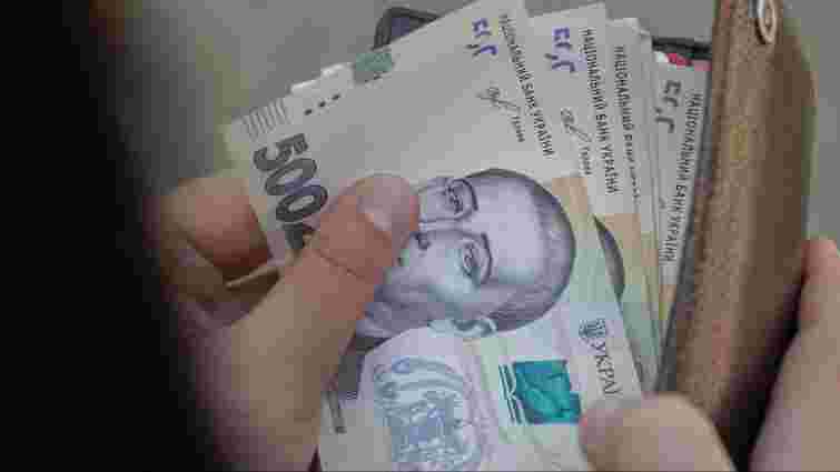 Керівниця відділення «Укрпошти» грала в онлайн-казино на пенсії закарпатців