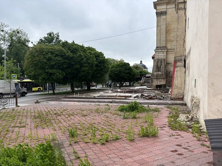 Залишки скандального ресторану прибрали з центру Львова. Фото дня