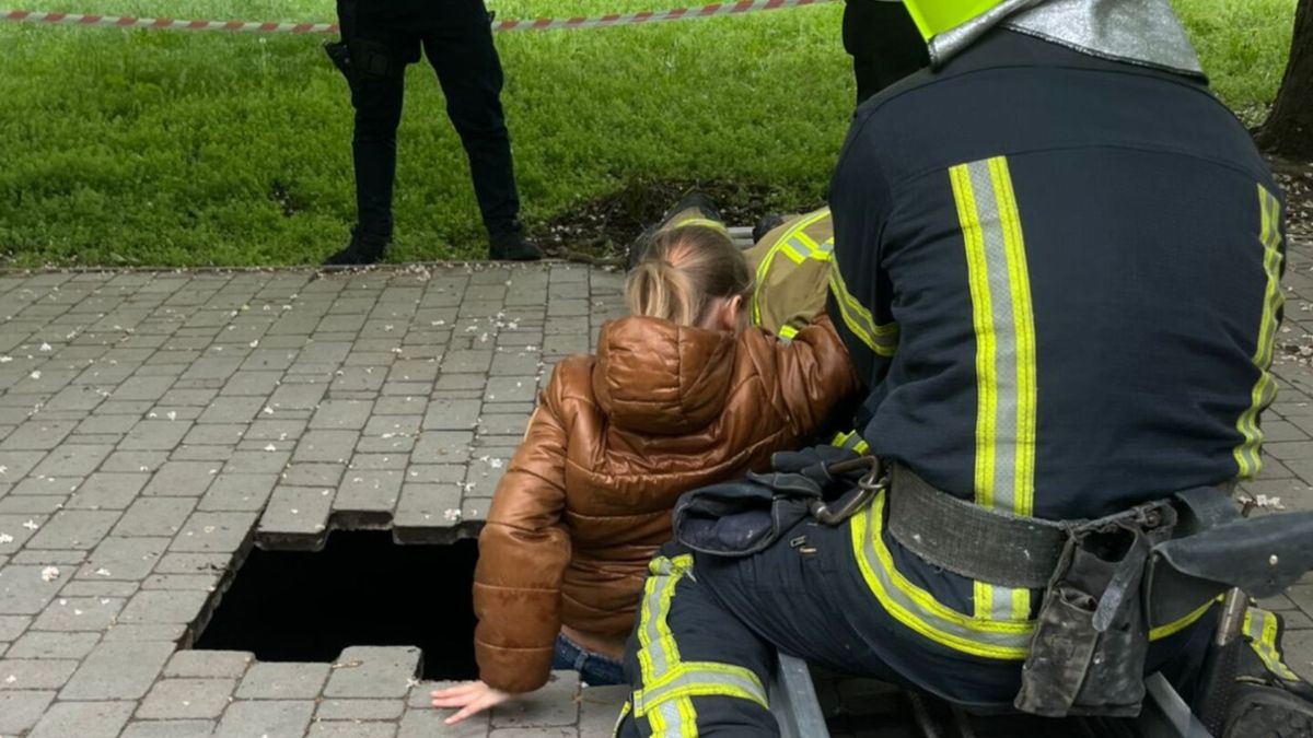 В Одесі школярка провалилася під тротуар у чотириметрову яму
