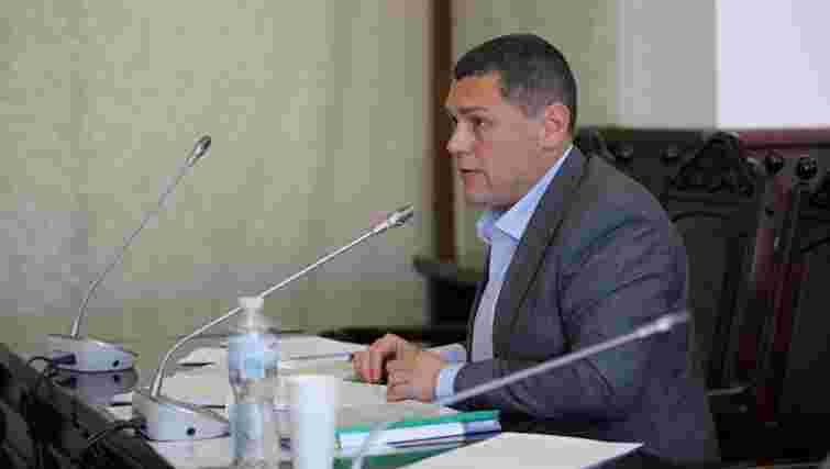 Матір судді з Франківщини забезпечувала сім'ю сина авто та одягом 