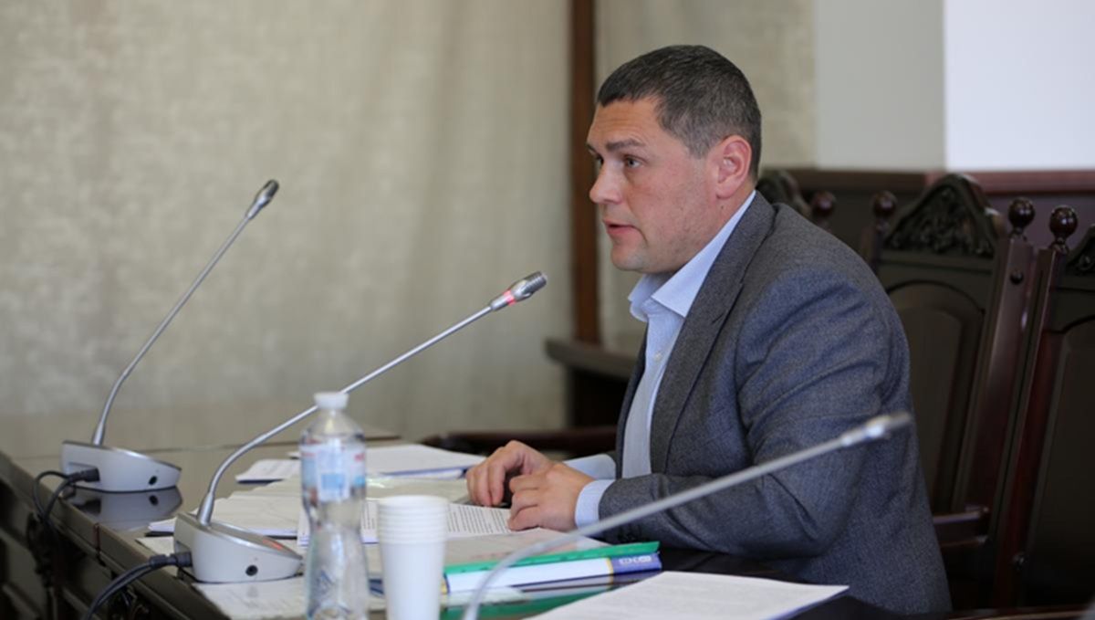 Матір судді з Франківщини забезпечувала сім'ю сина авто та одягом 