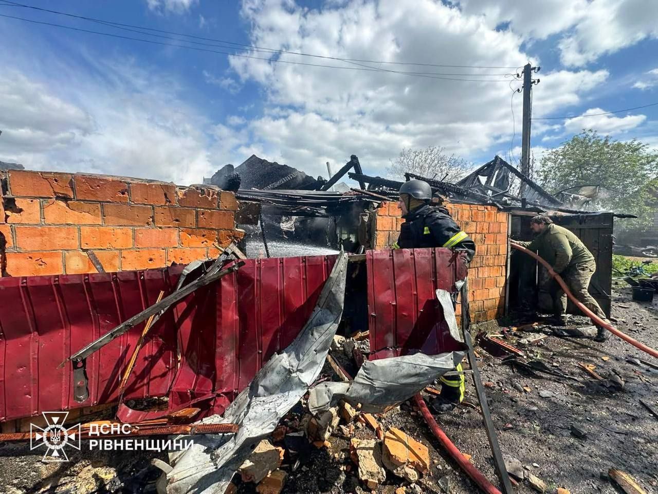 Рятувальники розбирають наслідки удару. Фото ДСНС