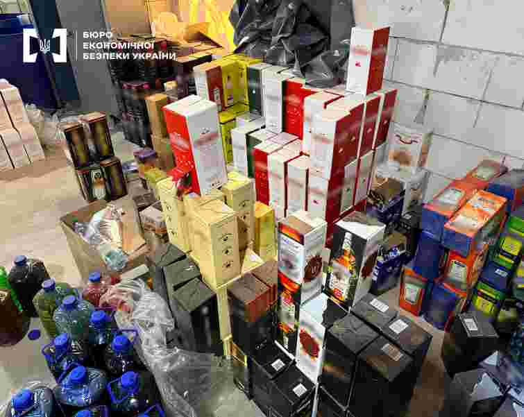 У Києві викрили підпільний цех елітного алкоголю Aperol, Finlandia та Bacardi