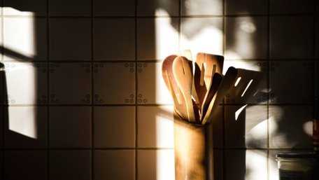 Звичайного миття недостатньо: як очистити бруд і жир з дерев'яних ложок