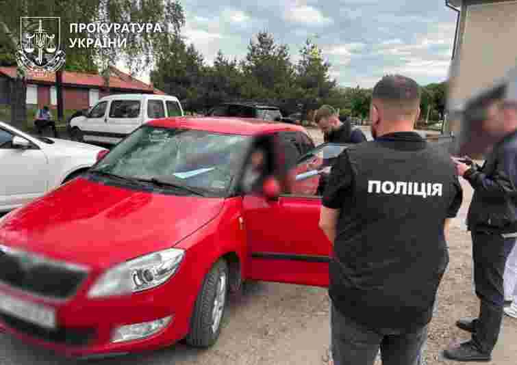Посадовицю виконавчої служби на Прикарпатті затримали на хабарі за списання боргу по аліментах