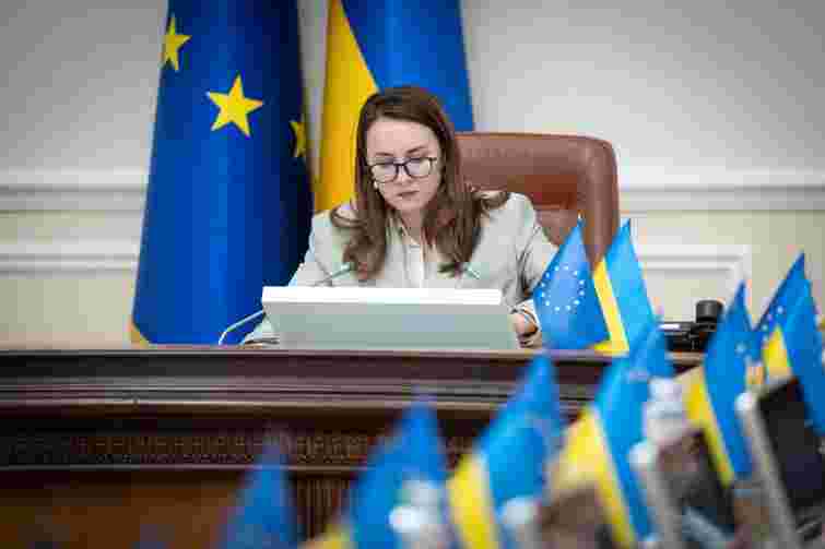 Кабінет міністрів дозволив виїзжати за кордон всім жінкам