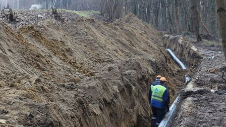 «Львівводоканал» будує новий водопровід в селі Зашків біля Львова. Фото дня