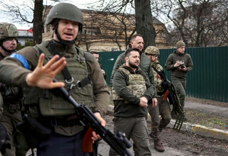 Андрія Єрмака біля СІЗО зустріли охоронці Володимира Зеленського