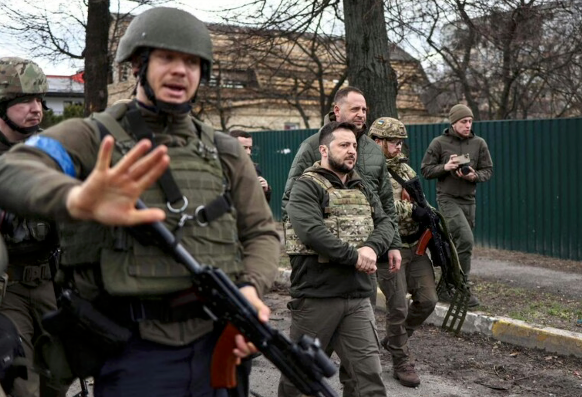 Андрія Єрмака біля СІЗО зустріли охоронці Володимира Зеленського