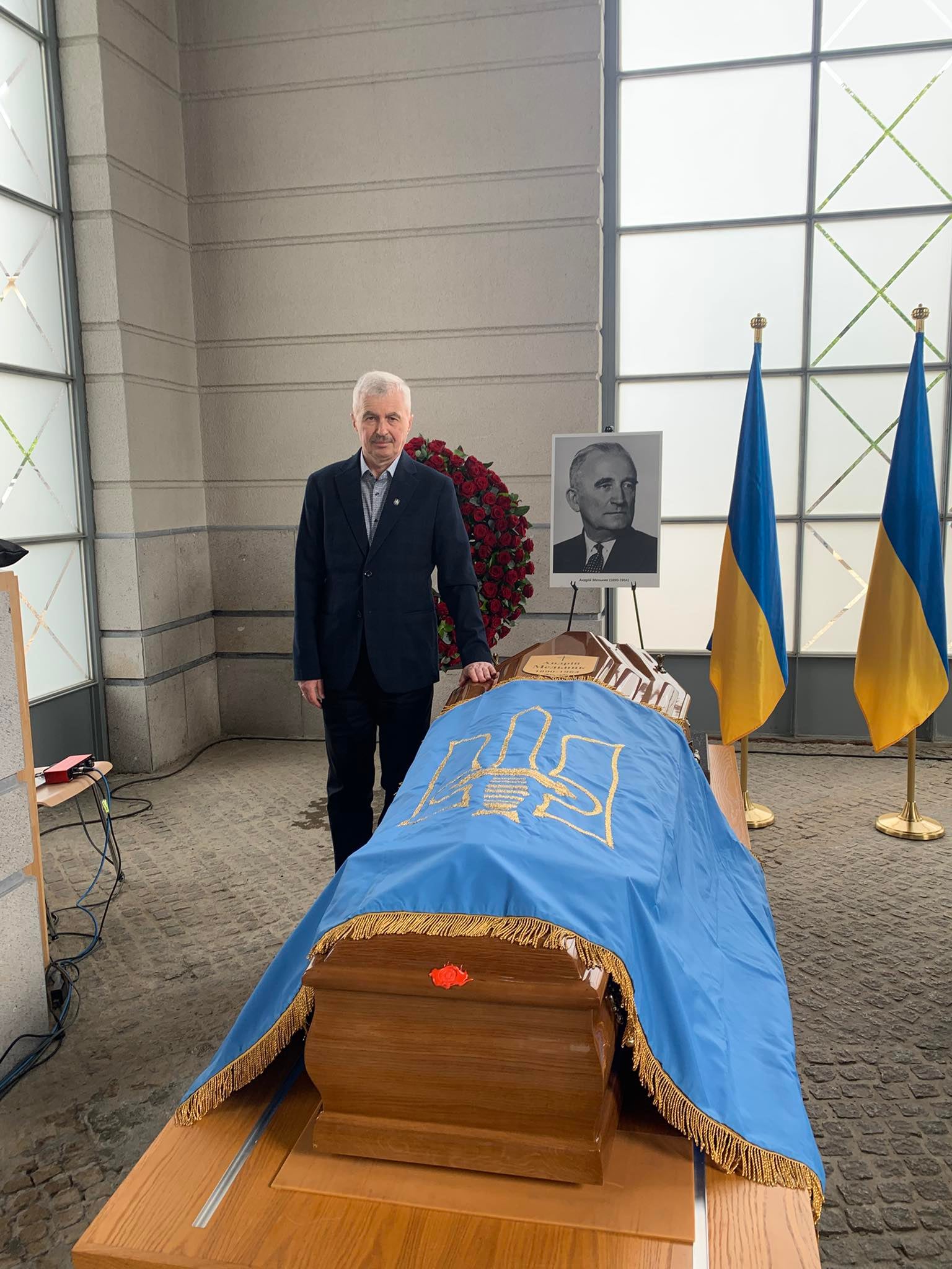 Богдан Червак біля труни з останками полковника Андрія Мельника