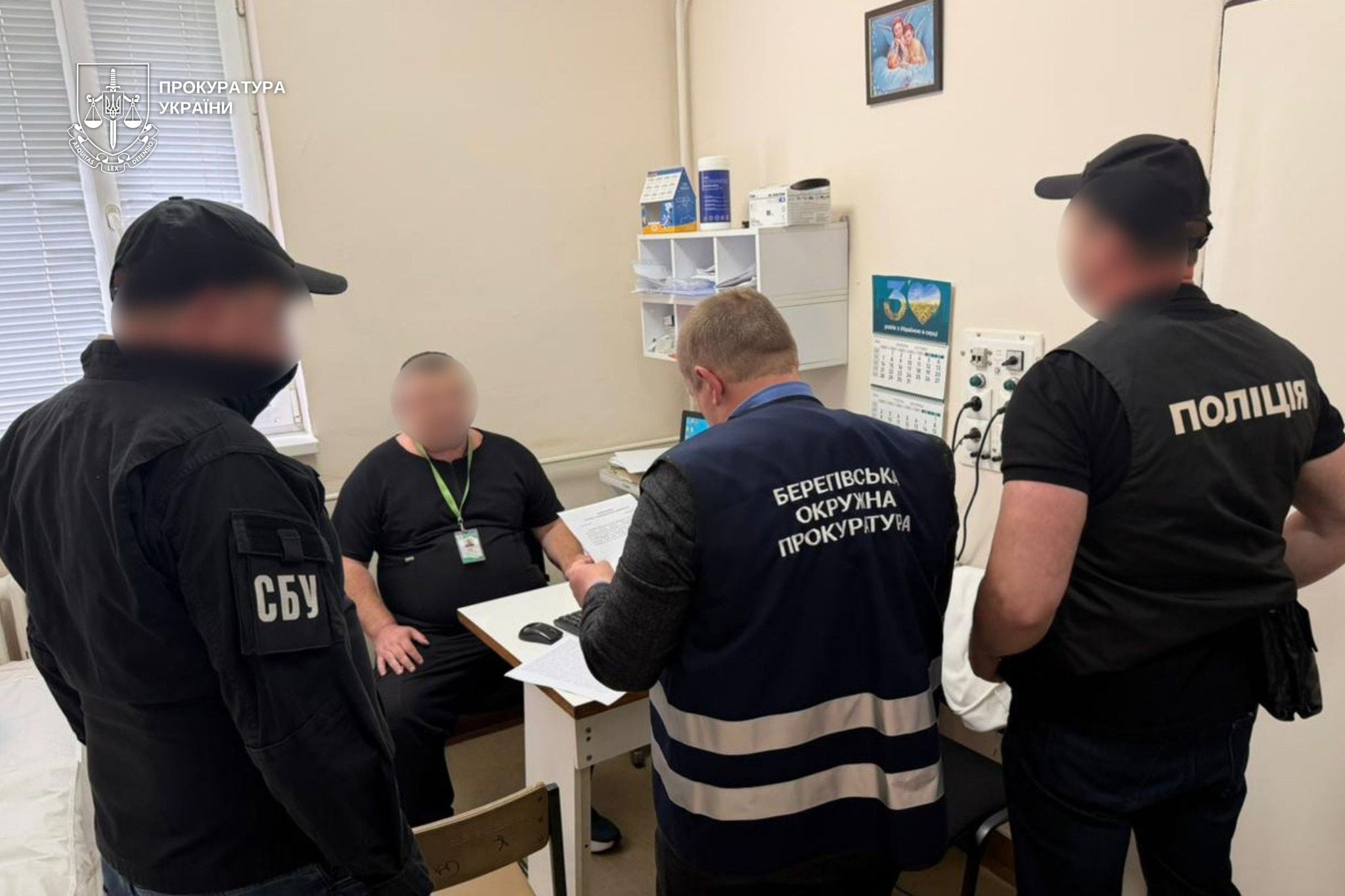 Уролога затримали під час отримання 300 доларів за камінь онкохворої жінки 