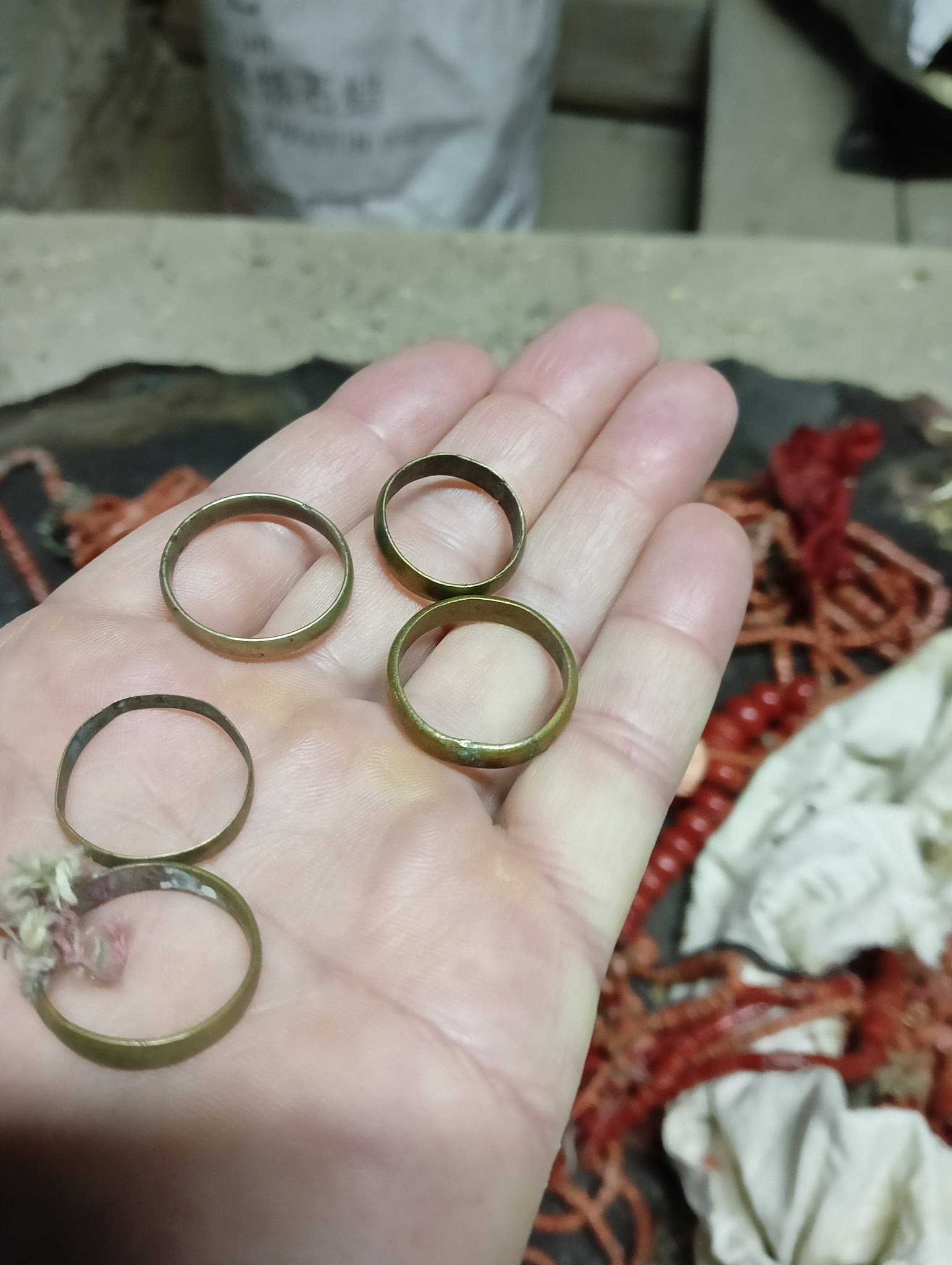 Золоті перстені від паломників