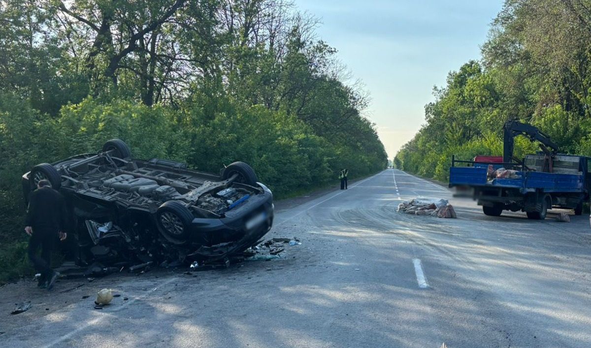 На Буковині внаслідок ДТП з вантажівкою травмувалися п'ятеро людей