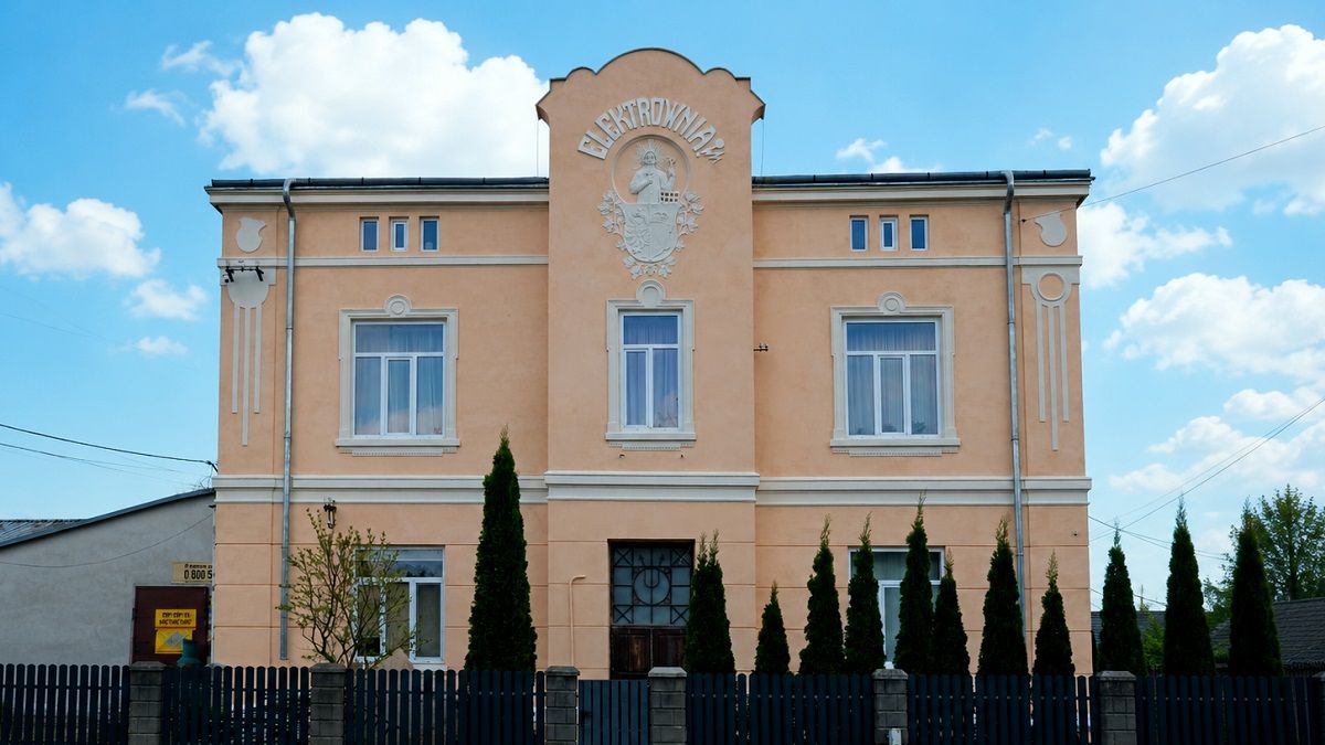 У Жовкві відреставрували історичну будівлю першої електровні з міським гербом