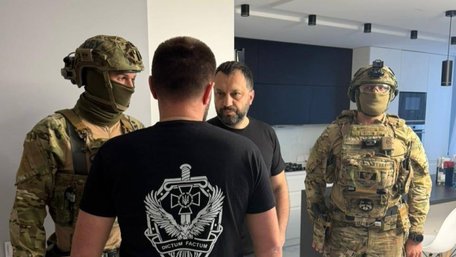 Посадовців Нацполіції трьох областей викрили на «кришуванні» порноофісів
