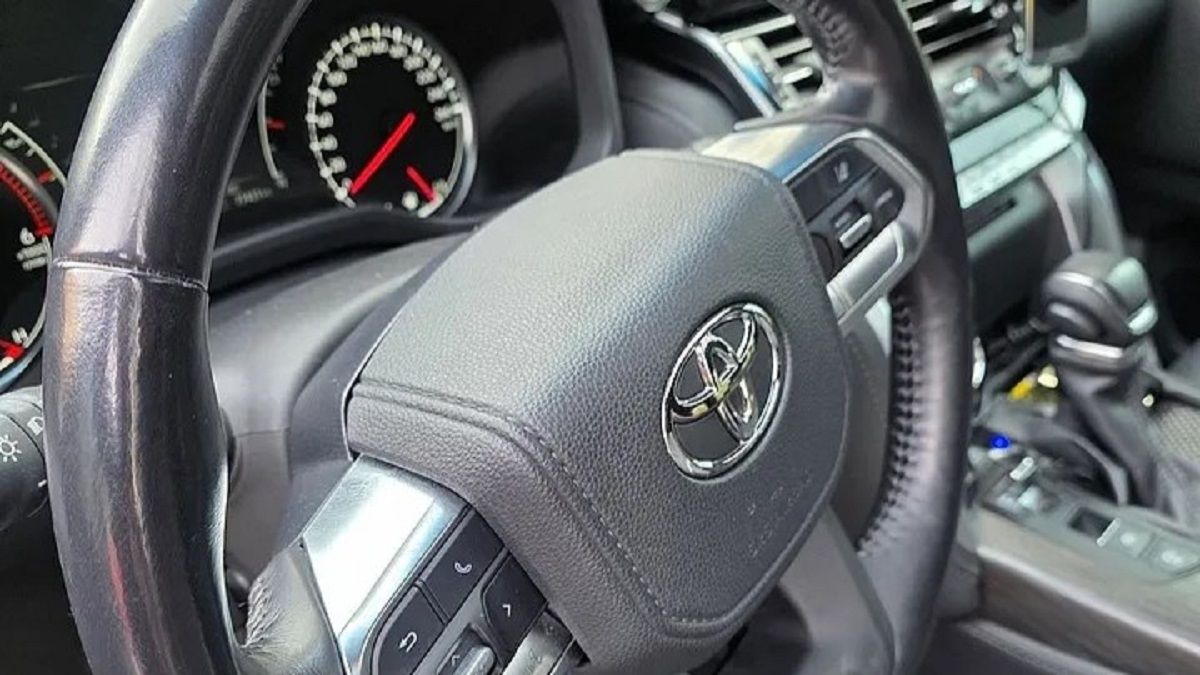 Суд арештував оформлений на родичку Land Cruiser податківця із Закарпаття