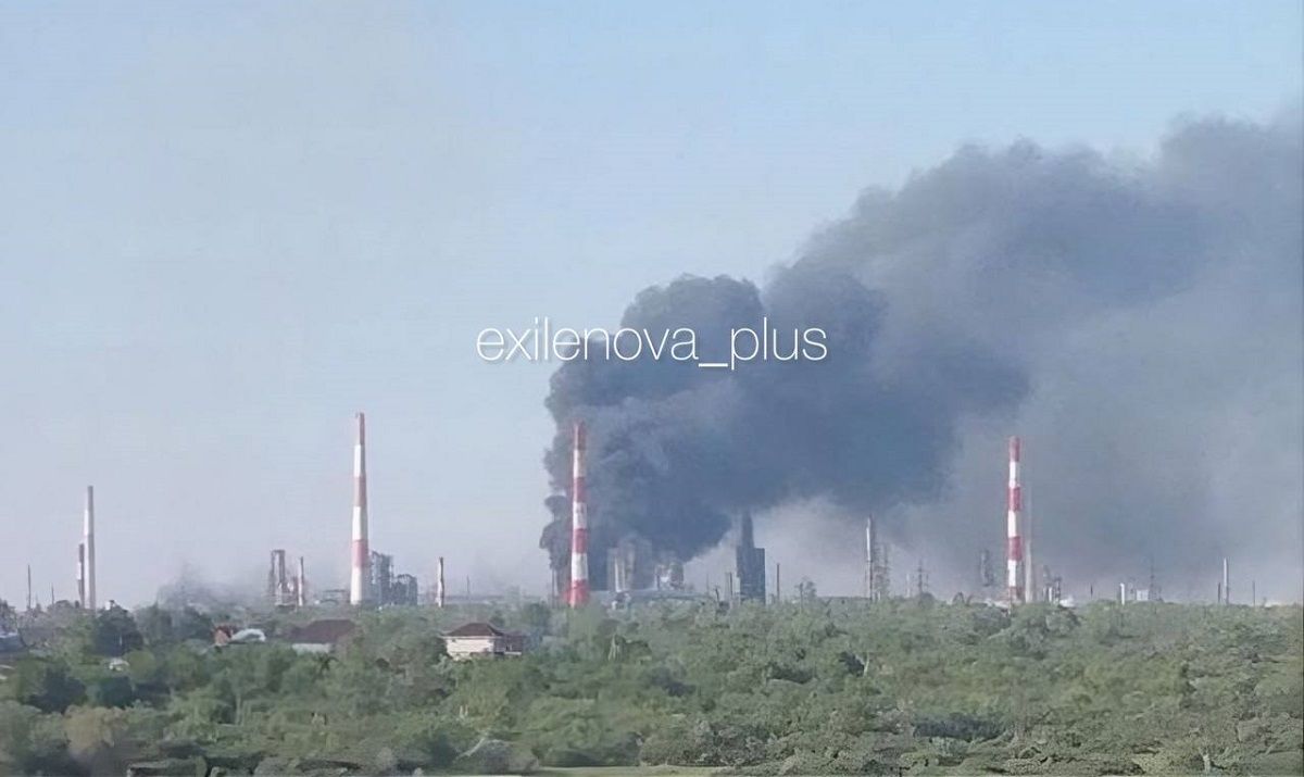 У російській Сизрані після атаки дронів загорівся НПЗ 