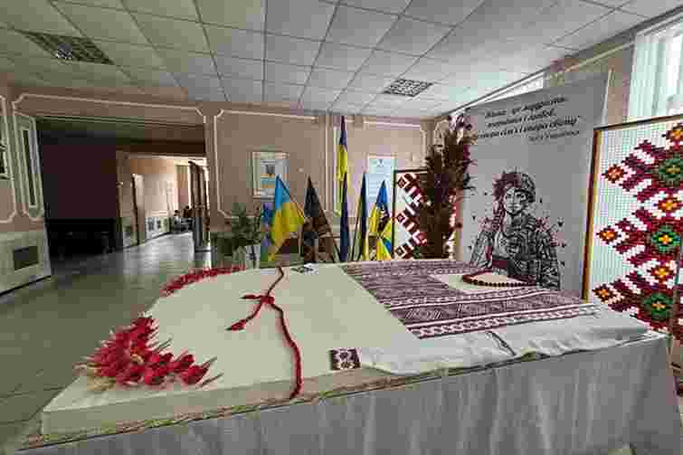 На Буковині встановили рекорд, приготувавши 200-кілограмовий торт-вишиванку