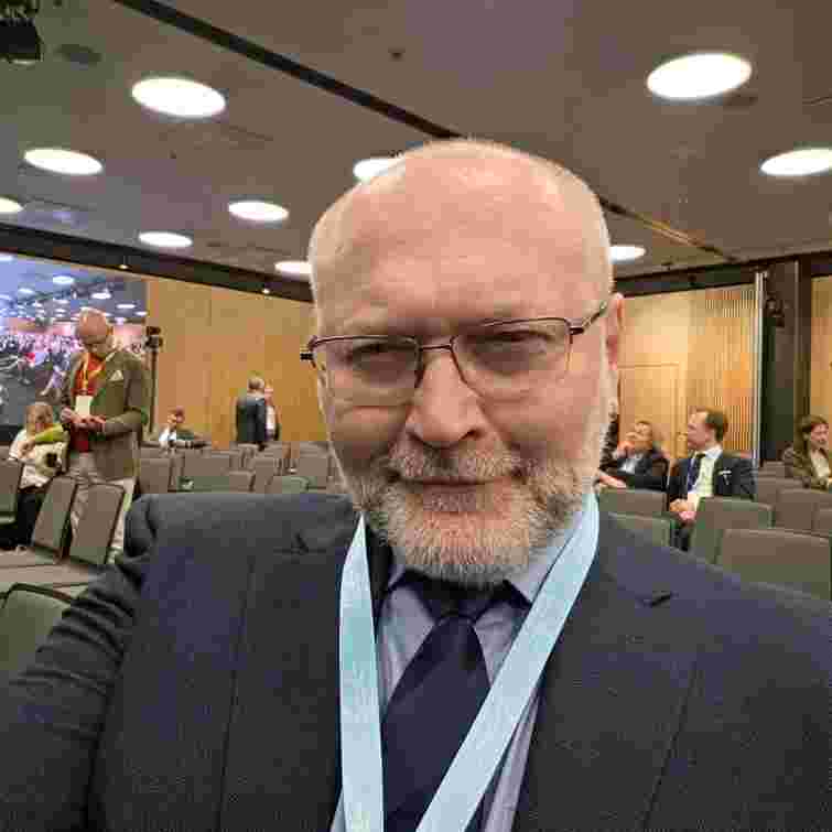 Суд у Відні зобовʼязав екснардепа Березу видалити дописи про виведення грошей через «Ощадбанк»