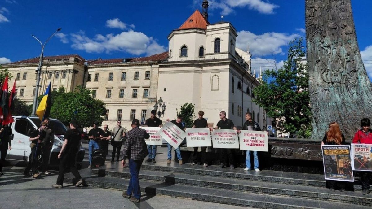 У центрі Львова відбувся нечисленний мітинг проти трудових мігрантів