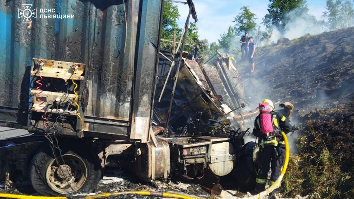 На Львівщині водій вантажівки загинув в пожежі через ДТП