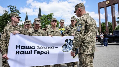 У Львові пройшла традиційна хода до Дня Героїв. Фото дня