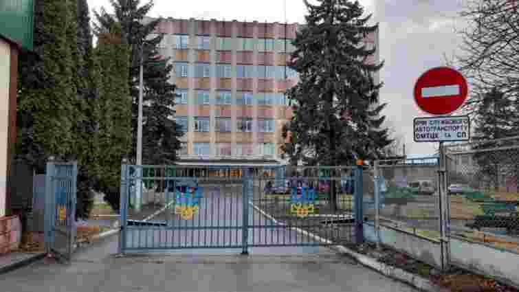 У Тернополі 46-річний чоловік застрелився у вбиральні ТЦК