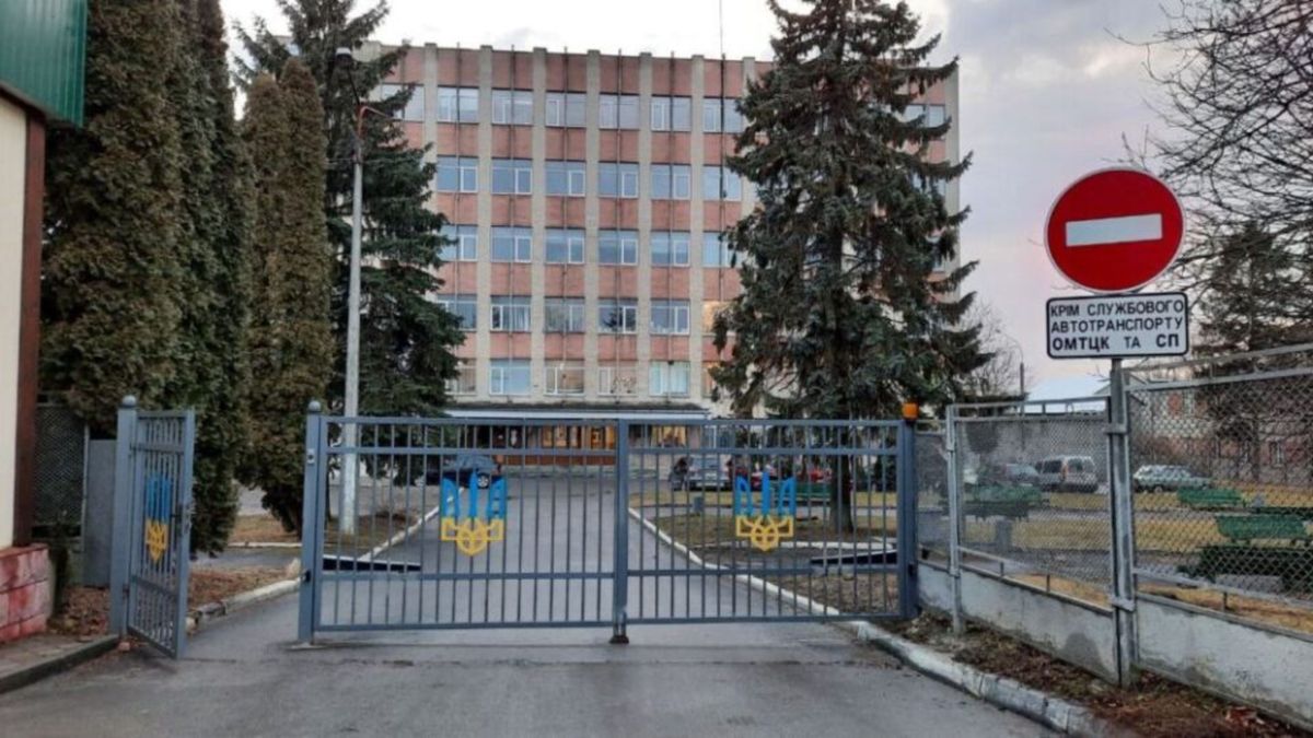 У Тернополі 46-річний чоловік застрелився у вбиральні ТЦК