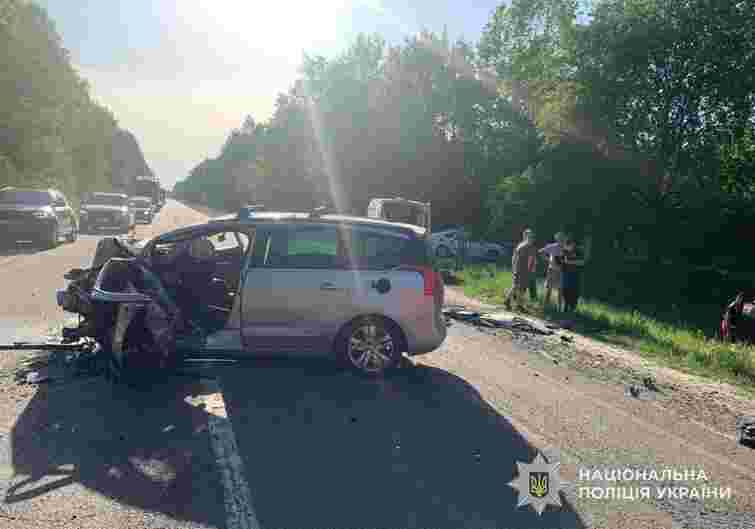 На Львівщині у лобовій ДТП загинули два водії та пасажирка