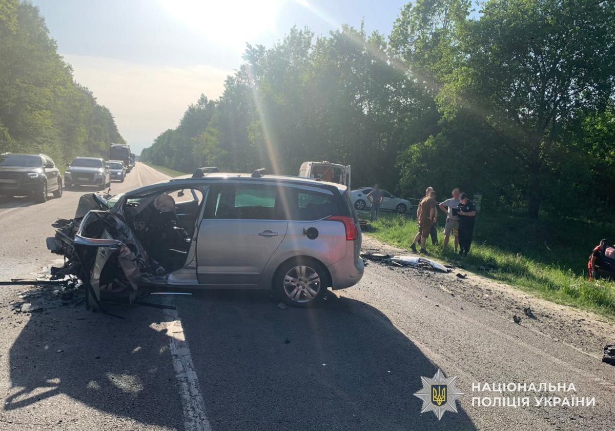 На Львівщині у лобовій ДТП загинули два водії та пасажирка