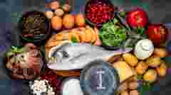 Як поліпшити роботу щитоподібної залози: продукти багаті на йод, селен і цинк 