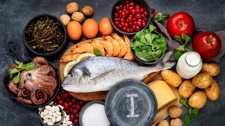 Як поліпшити роботу щитоподібної залози: продукти багаті на йод, селен і цинк 