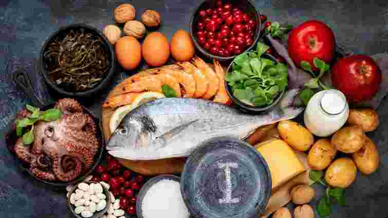 Як поліпшити роботу щитоподібної залози: продукти багаті на йод, селен і цинк 