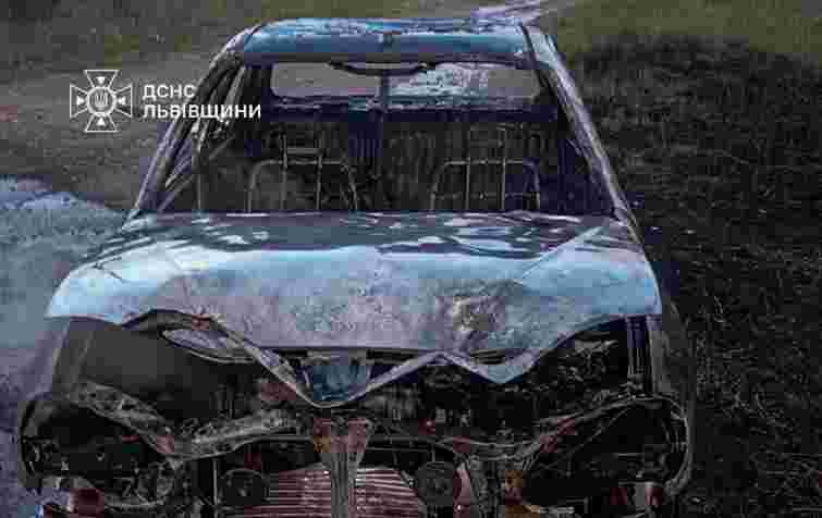 На Яворівщині під час гасіння пожежі в автомобілі рятувальники виявили тіло чоловіка