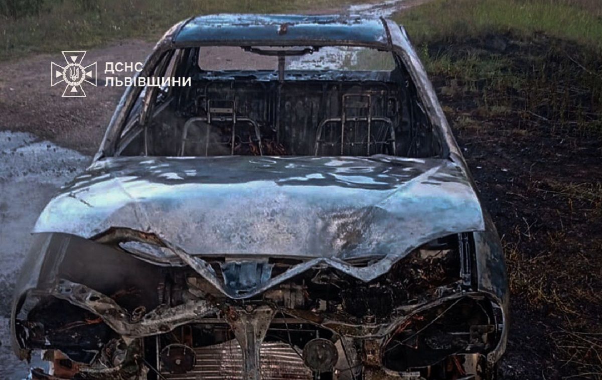 На Яворівщині під час гасіння пожежі в автомобілі рятувальники виявили тіло чоловіка