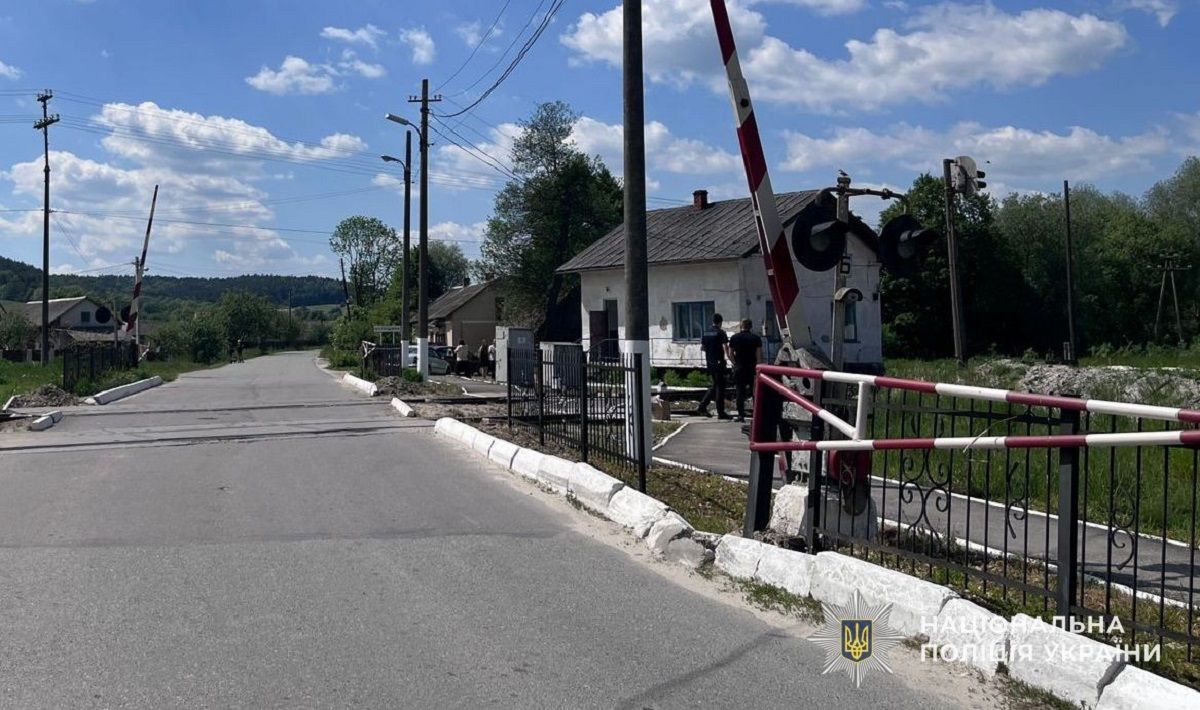 У Львівському районі вантажний потяг травмував 50-річного чоловіка