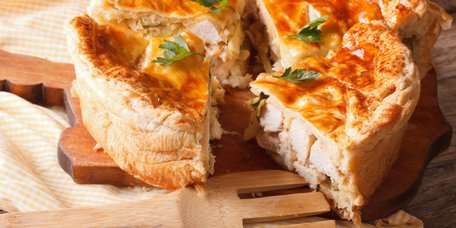 Заливний пиріг з куркою і кабачком. Рецепт дня