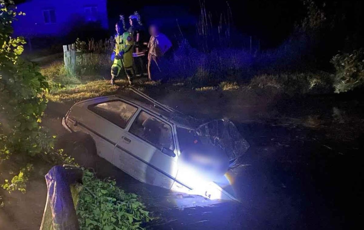 Автомобіль ЗАЗ з’їхав у ставок на Волині, загинули двоє чоловіків