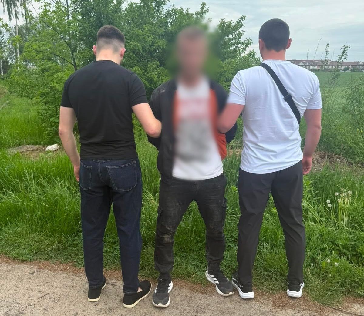 Затриманий зберігав зброю в одному з сіл неподалік Львова. Фото поліції