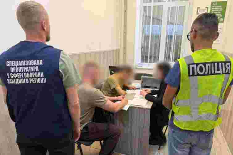 Військовослужбовця ТЦК з Тернополя підозрюють у побитті мобілізованого