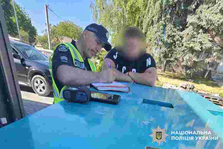  Мешканця Кам’янця-Подільського покарали за танці під російську музику посеред вулиці