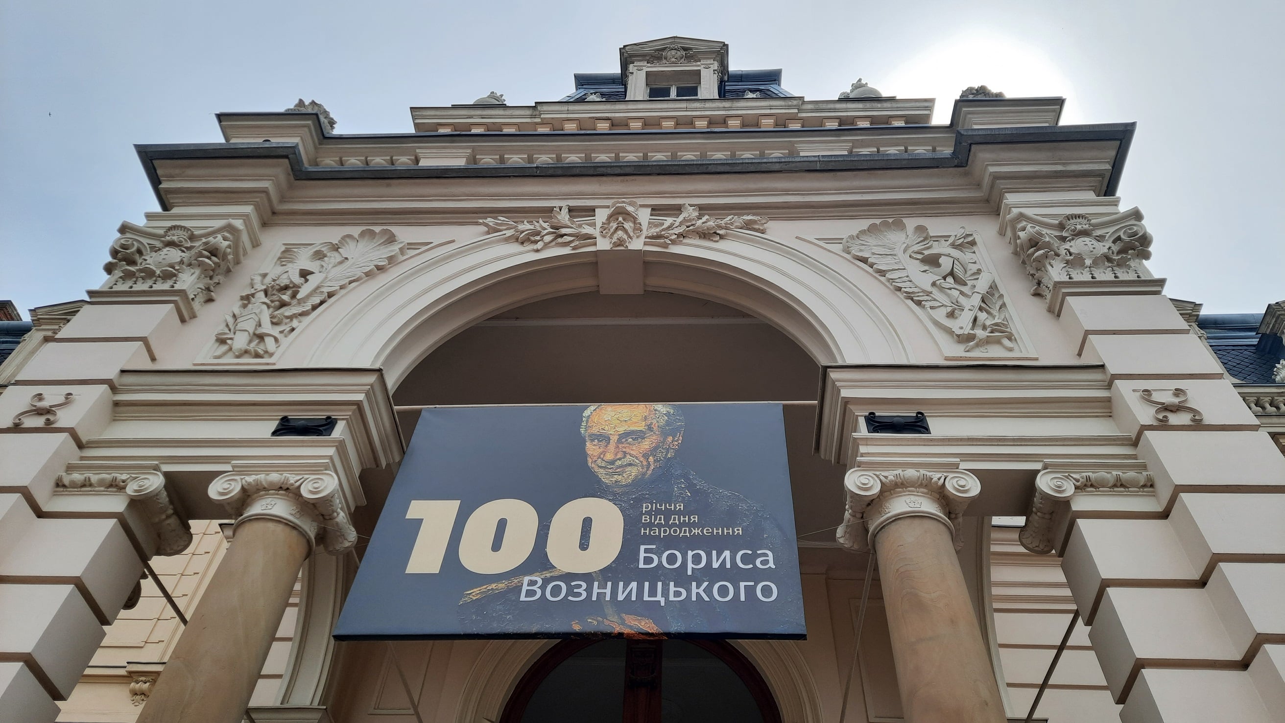Парадний вхід до палацу