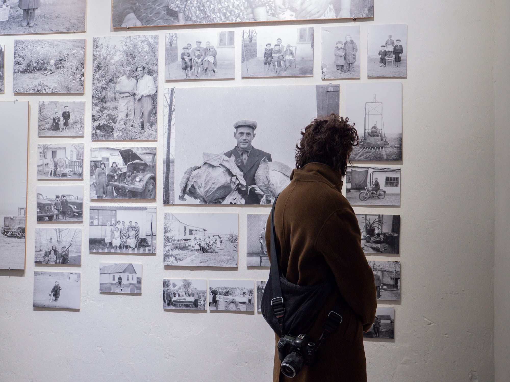 Виставка «Мирне Поле. Сільська фотографія» у публічно-історичному просторі «Після тиші». Фото Анни Дорожко