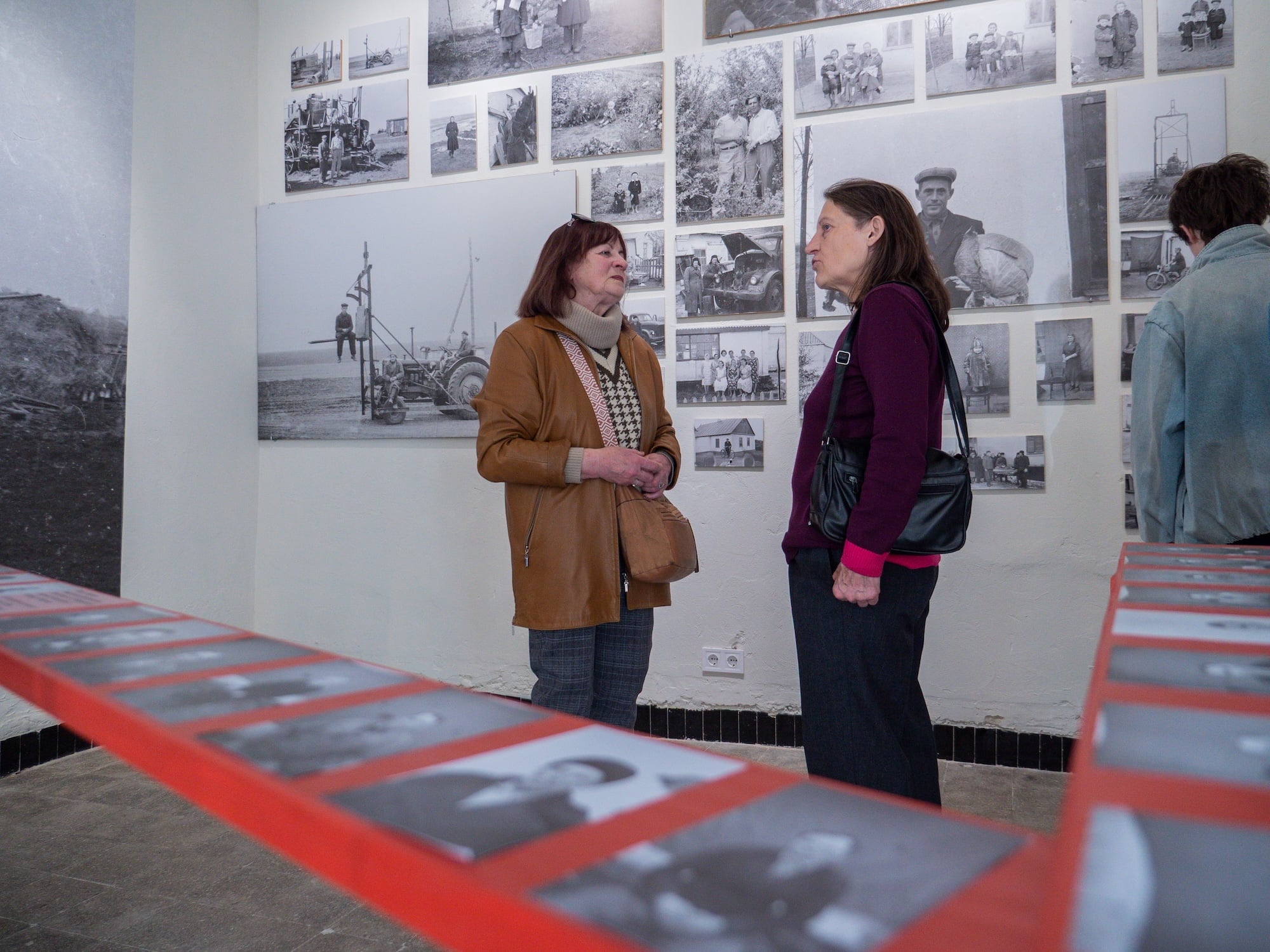 Виставка «Мирне Поле. Сільська фотографія» у публічно-історичному просторі «Після тиші». Фото Анни Дорожко
