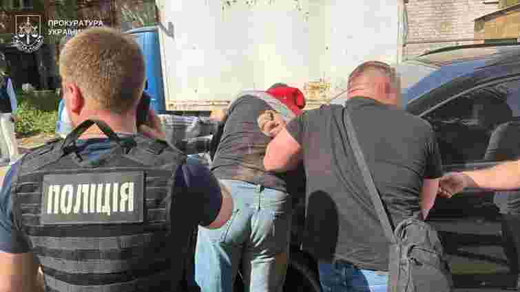 Керівник підприємства з Тернополя вимагав у військовозобов’язаних 9 тис. доларів за бронювання