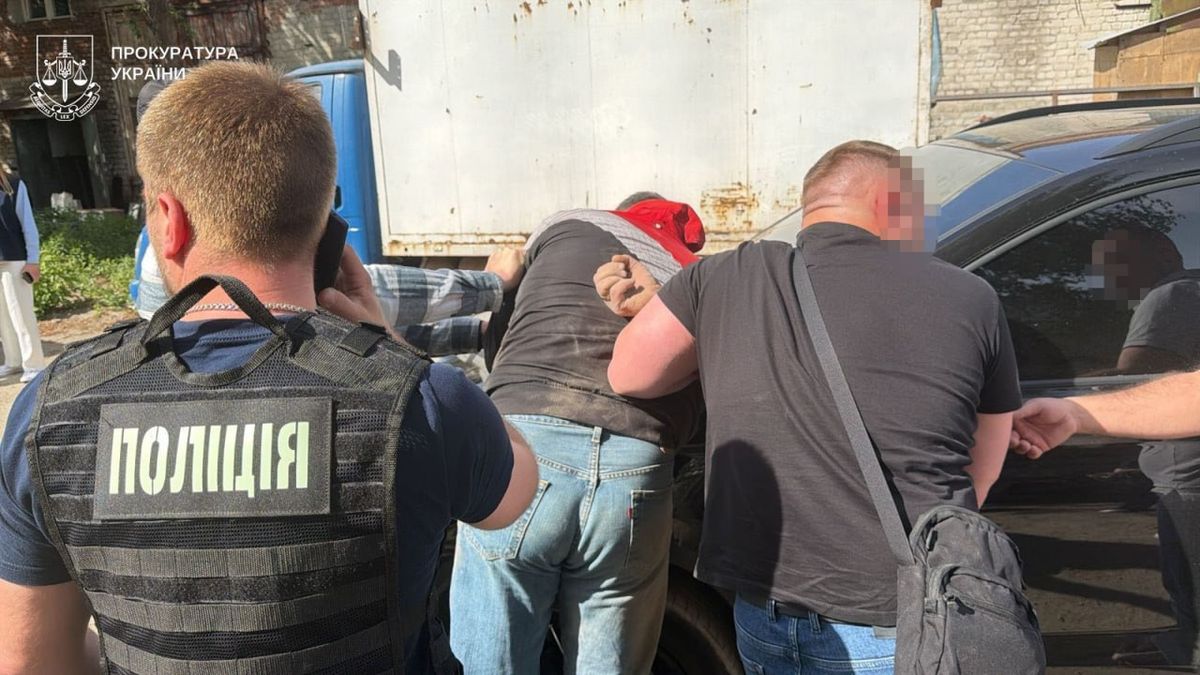 Керівник підприємства з Тернополя вимагав у військовозобов’язаних 9 тис. доларів за бронювання
