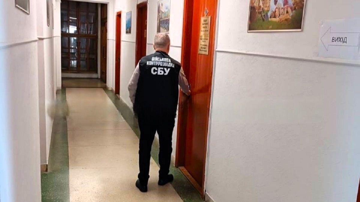 Правоохоронці проводять обшуки в районній адміністрації Мукачева