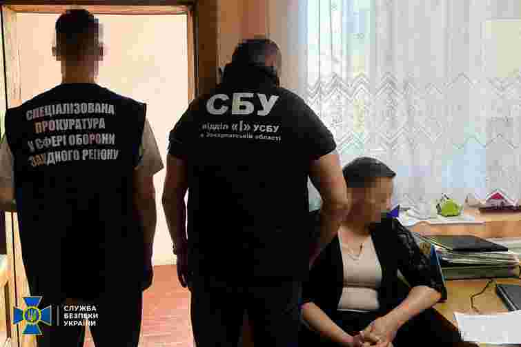 Адвокатка за хабарі допомагала чоловікам звільнятися з війська на Закарпатті
