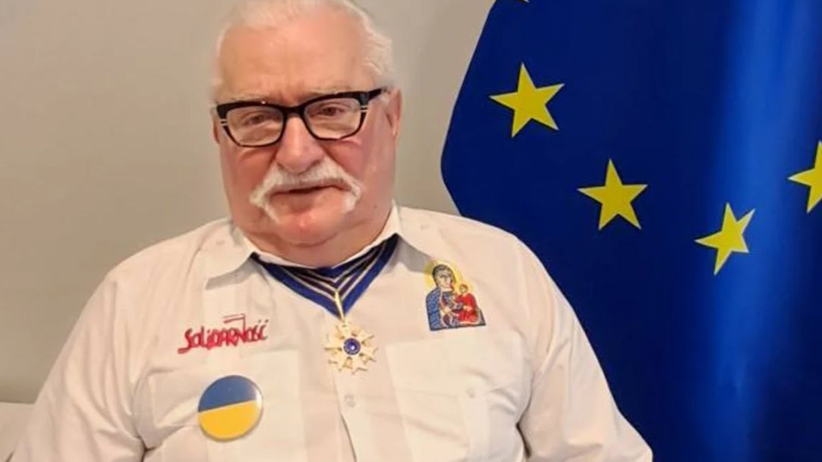 Експрезидент Польщі зняв український значок після надання центру ССО звання «Героїв УПА»
